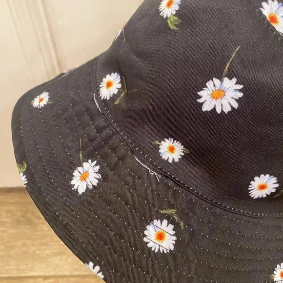 Alice and Oliva Bucket Hat Black with Daisies Reversible One Size Fits Most - Picture 4 of 7